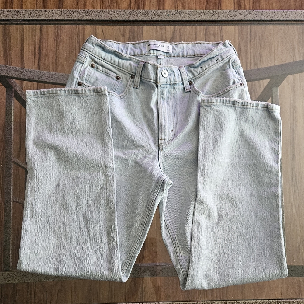 A&F The Straight Mid-Rise Curve Love Jeans Short